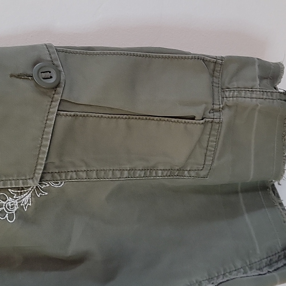 Vintage GAP Khaki Cargo Skirt with Floral Detail SZ - Picture 3 of 8